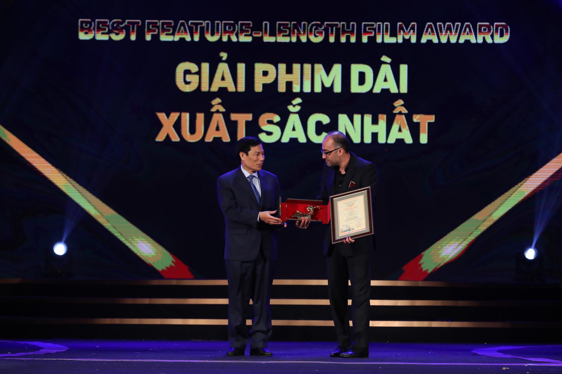 Bộ trưởng Bộ VHTTDL Nguyễn Ngọc Thiện trao Giải phim dài xuất sắc nhất trao cho phim “Buồng tối” của Iran. 